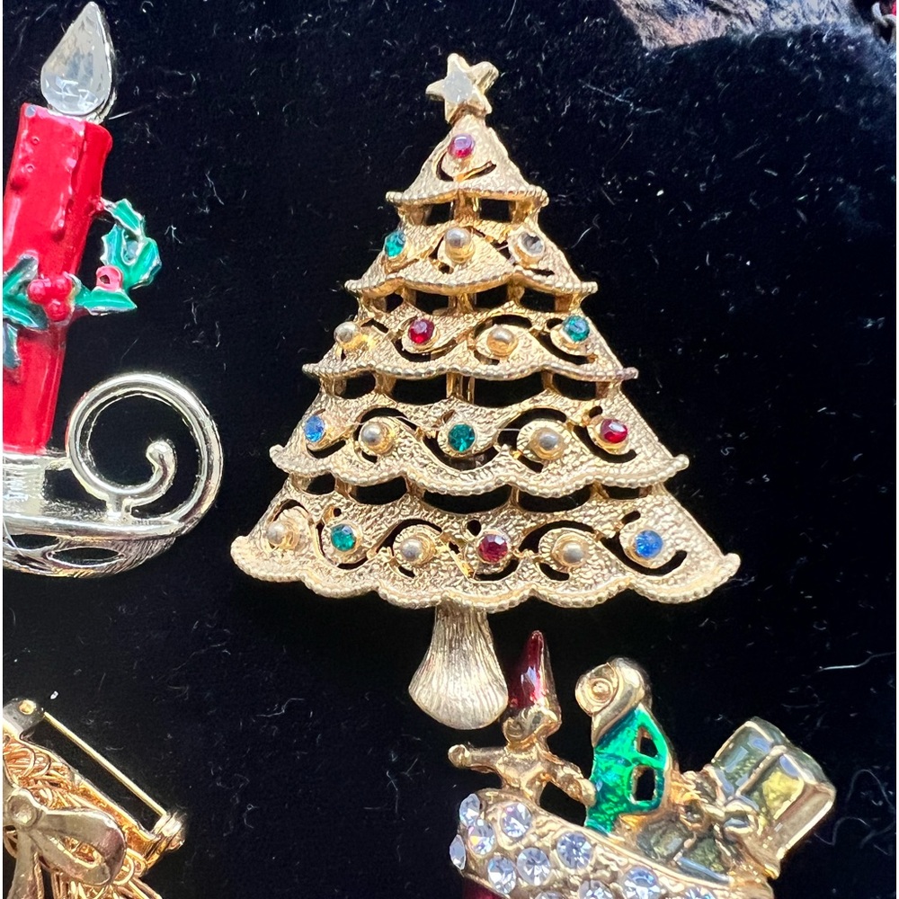 10 Christmas Brooches in great condition. Vintage all metal. One price.